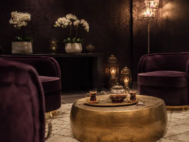 Kadife koltuklu, çay masalı bekleme salonu — Güneşli, Masaj Salonun