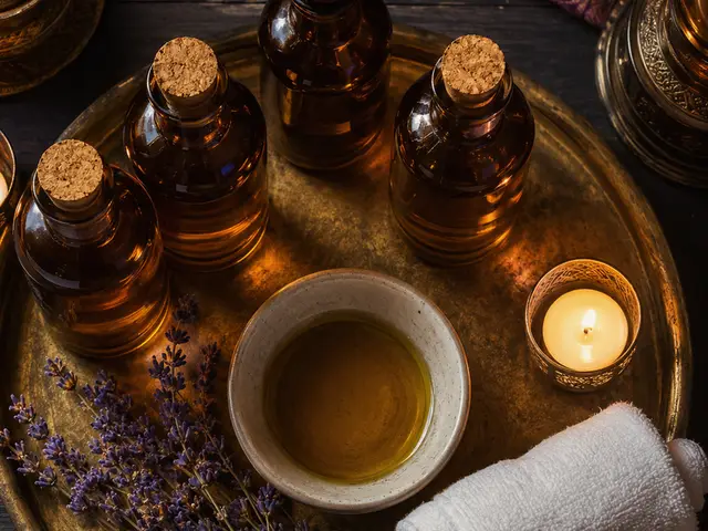 Pirinç tepside aromaterapi yağları, lavanta ve mum — Güneşli, Masaj Salonun