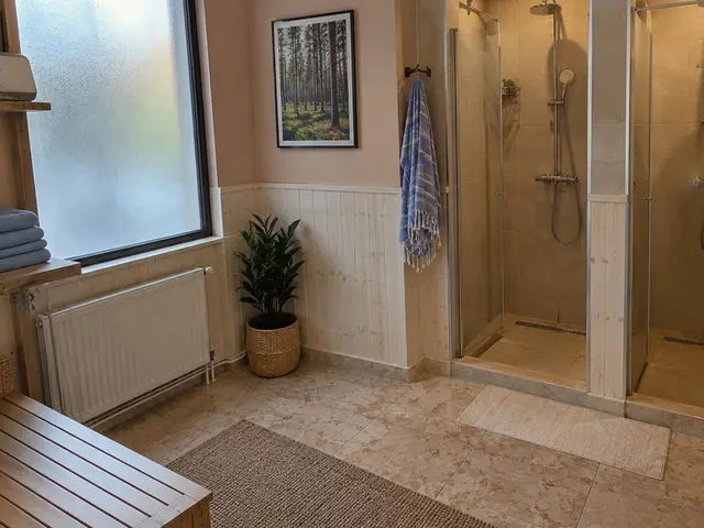 Duş kabinleri ve bank bulunan hamam öncesi alan — Güneşli, Masaj Salonun