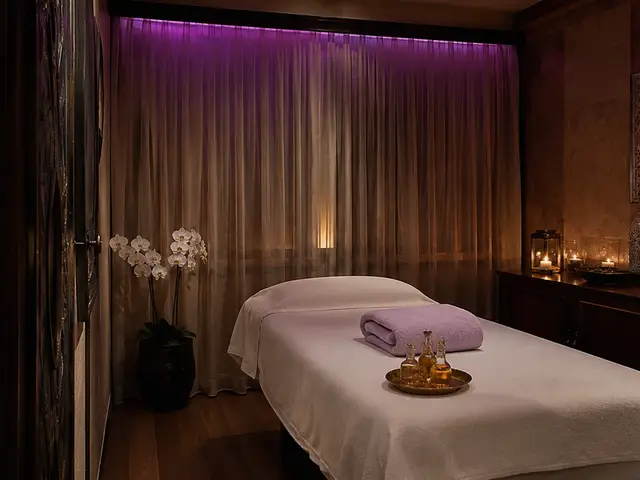 Mor ışıklı, mumlarla hazırlanmış masaj odası — Güneşli, Masaj Salonun