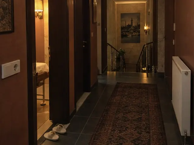 Halılı, apliklerle aydınlanan uzun koridor — Güneşli, Masaj Salonun